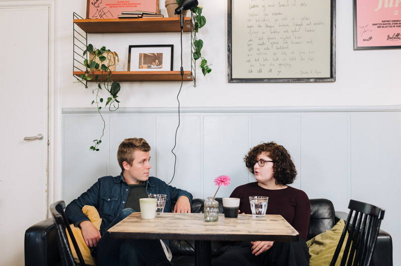 N&aring;gra personer som sitter vid ett bord.