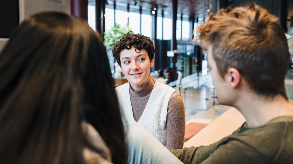 En grupp studenter som sitter och pratar