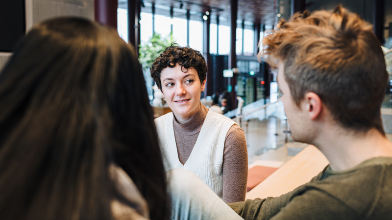 Studenter som pratar med varandra
