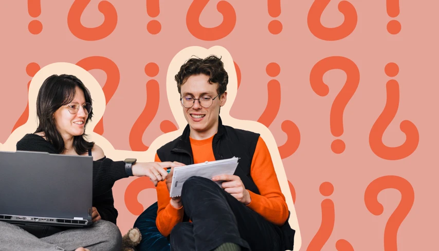 Några studenter som sitter bredvid varandra.