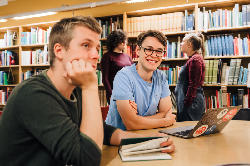 N&aring;gra personer som sitter vid ett bord med en b&auml;rbar dator.