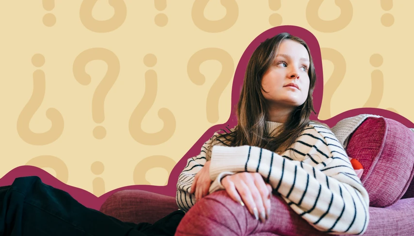 En kvinna sitter i en soffa