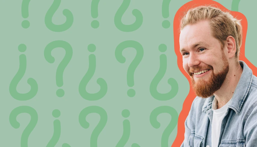 En man med skägg ler framför en grön bakgrund med frågetecken.