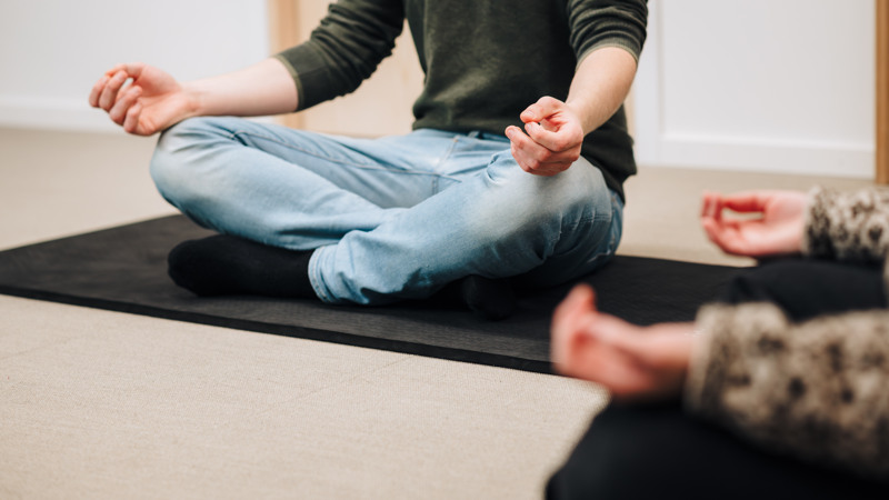 Två studenter som mediterar