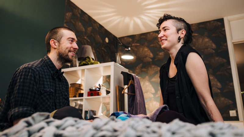 En man och en kvinna sitter i ett studentrum