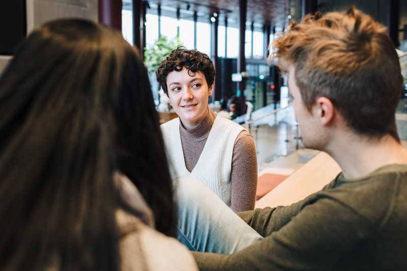 En grupp m&auml;nniskor som sitter och pratar.