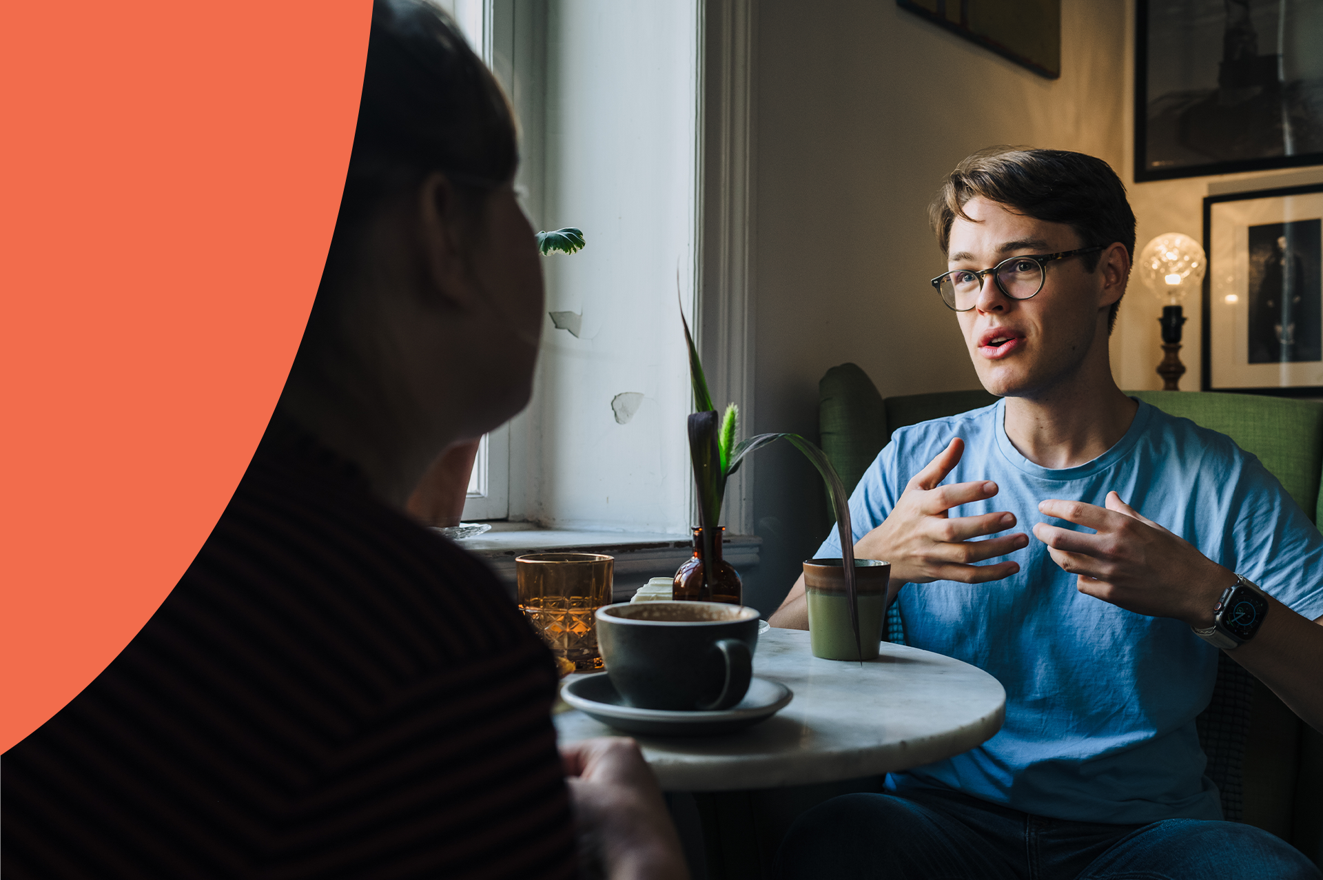 Student som diskuterar