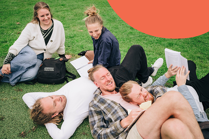 Foto på studenter som sitter i en gradäng och pratar